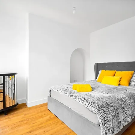 The Rock, Elegant 4 Bedroom House, Solihull, Close To Nec, Sleeps 8 *