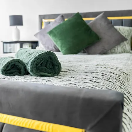 Holiday home The Rock, Elegant 4 Bedroom House, Solihull, Close To Nec, Sleeps 8 Birmingham