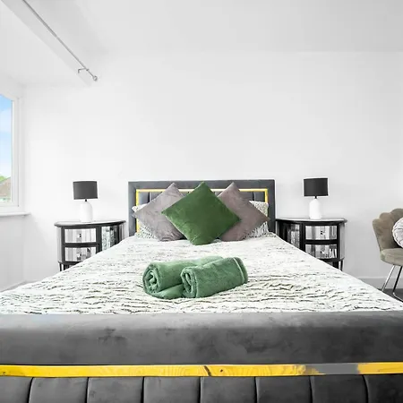 The Rock, Elegant 4 Bedroom House, Solihull, Close To Nec, Sleeps 8