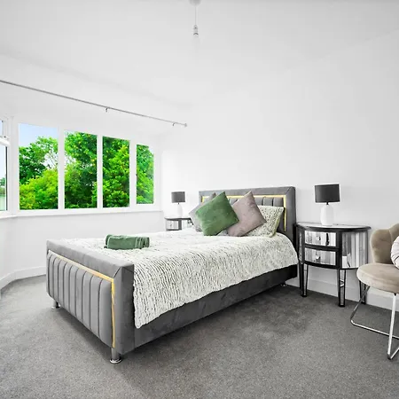 Holiday home The Rock, Elegant 4 Bedroom House, Solihull, Close To Nec, Sleeps 8