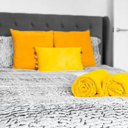 Holiday home The Rock, Elegant 4 Bedroom House, Solihull, Close To Nec, Sleeps 8 *