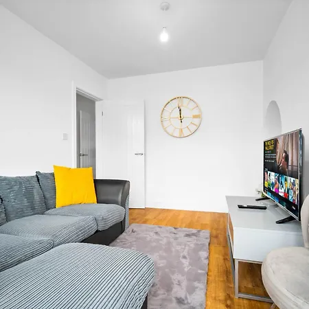 The Rock, Elegant 4 Bedroom House, Solihull, Close To Nec, Sleeps 8 *