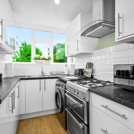 The Rock, Elegant 4 Bedroom House, Solihull, Close To Nec, Sleeps 8 * Birmingham