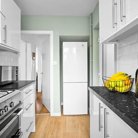 The Rock, Elegant 4 Bedroom House, Solihull, Close To Nec, Sleeps 8 Holiday home Birmingham