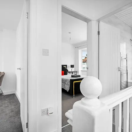 The Rock, Elegant 4 Bedroom House, Solihull, Close To Nec, Sleeps 8 Birmingham