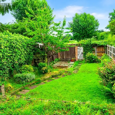 Holiday home The Rock, Elegant 4 Bedroom House, Solihull, Close To Nec, Sleeps 8 *