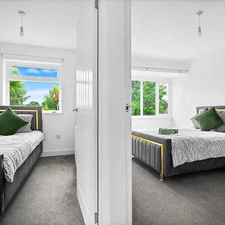 The Rock, Elegant 4 Bedroom House, Solihull, Close To Nec, Sleeps 8 *
