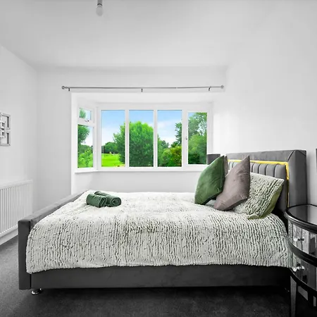 The Rock, Elegant 4 Bedroom House, Solihull, Close To Nec, Sleeps 8 Holiday home Birmingham