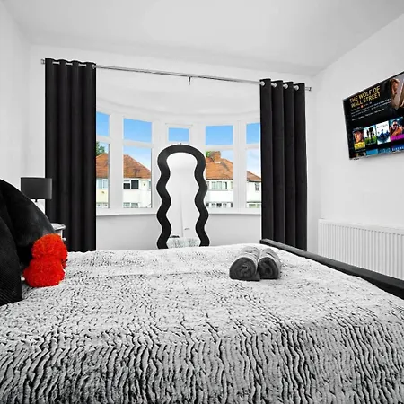 Holiday home The Rock, Elegant 4 Bedroom House, Solihull, Close To Nec, Sleeps 8 Birmingham