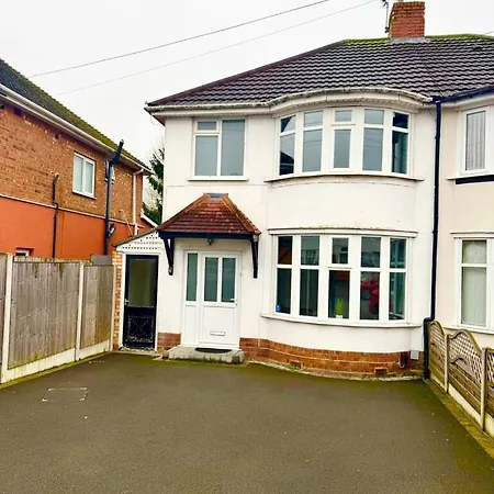 The Rock, Elegant 4 Bedroom House, Solihull, Close To Nec, Sleeps 8 Holiday home Birmingham